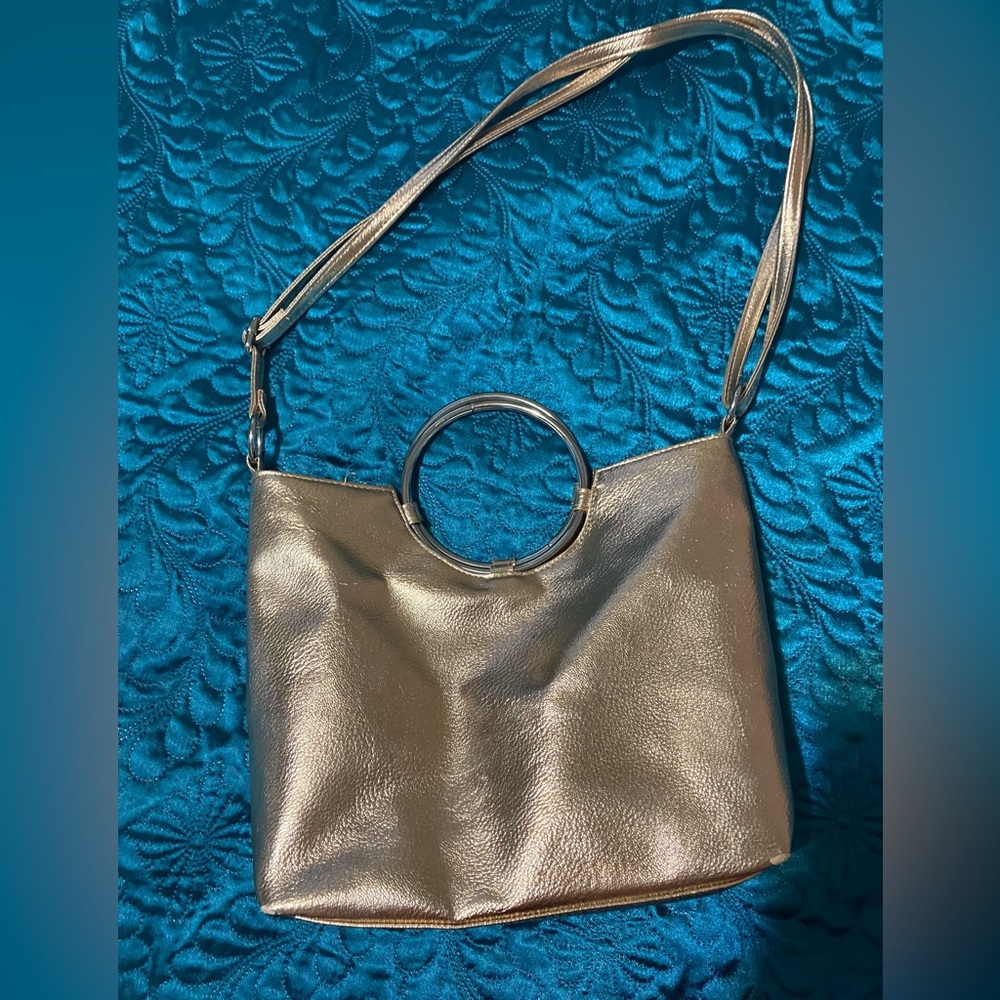 Metallic leather-like vinyl crossbody with metal handles.